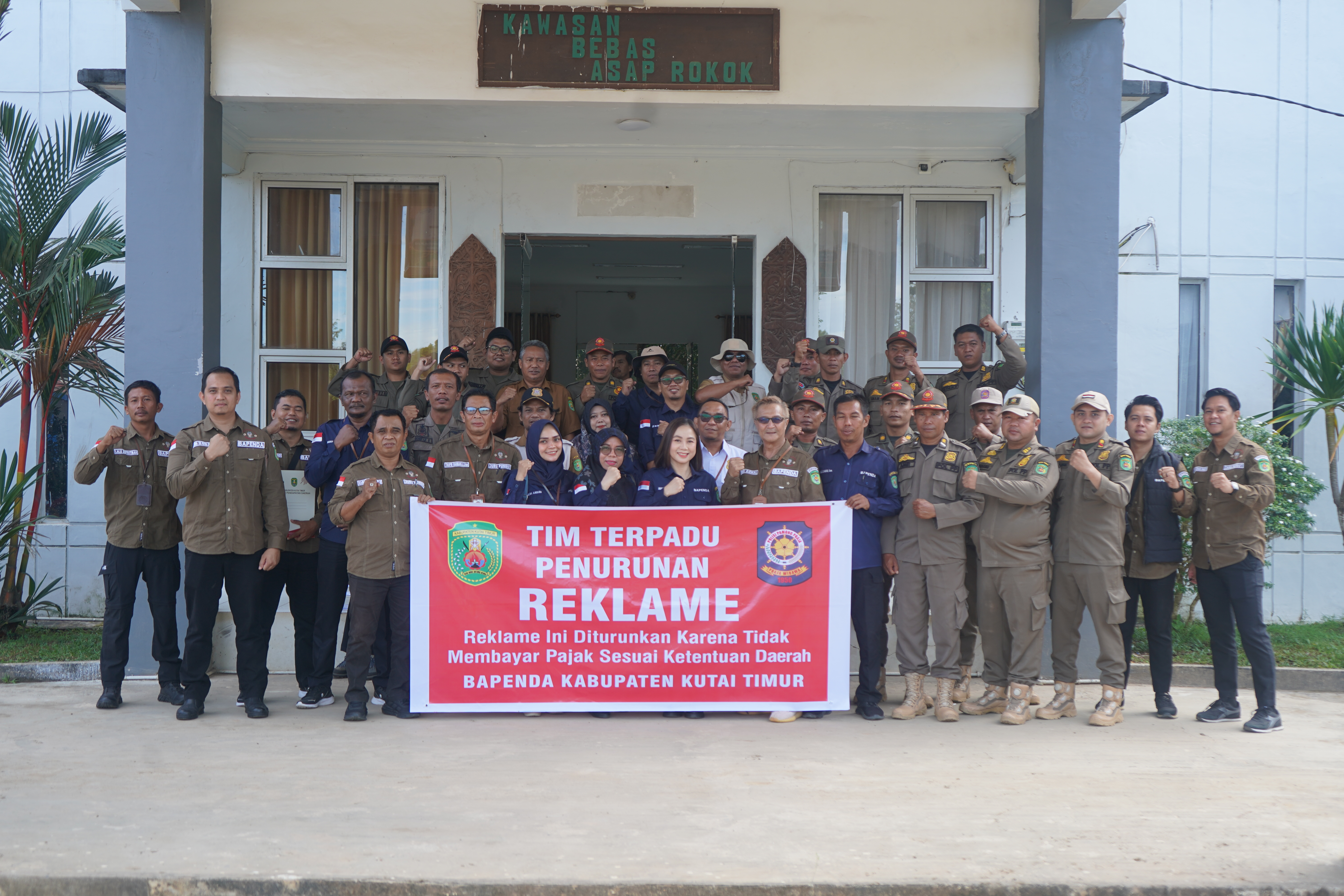 Pemerintah Kabupaten Kutai Timur bersama Tim Terpadu Lakukan Penertiban 70 Unit Reklame Tak Bayar Pajak di Sangatta Utara