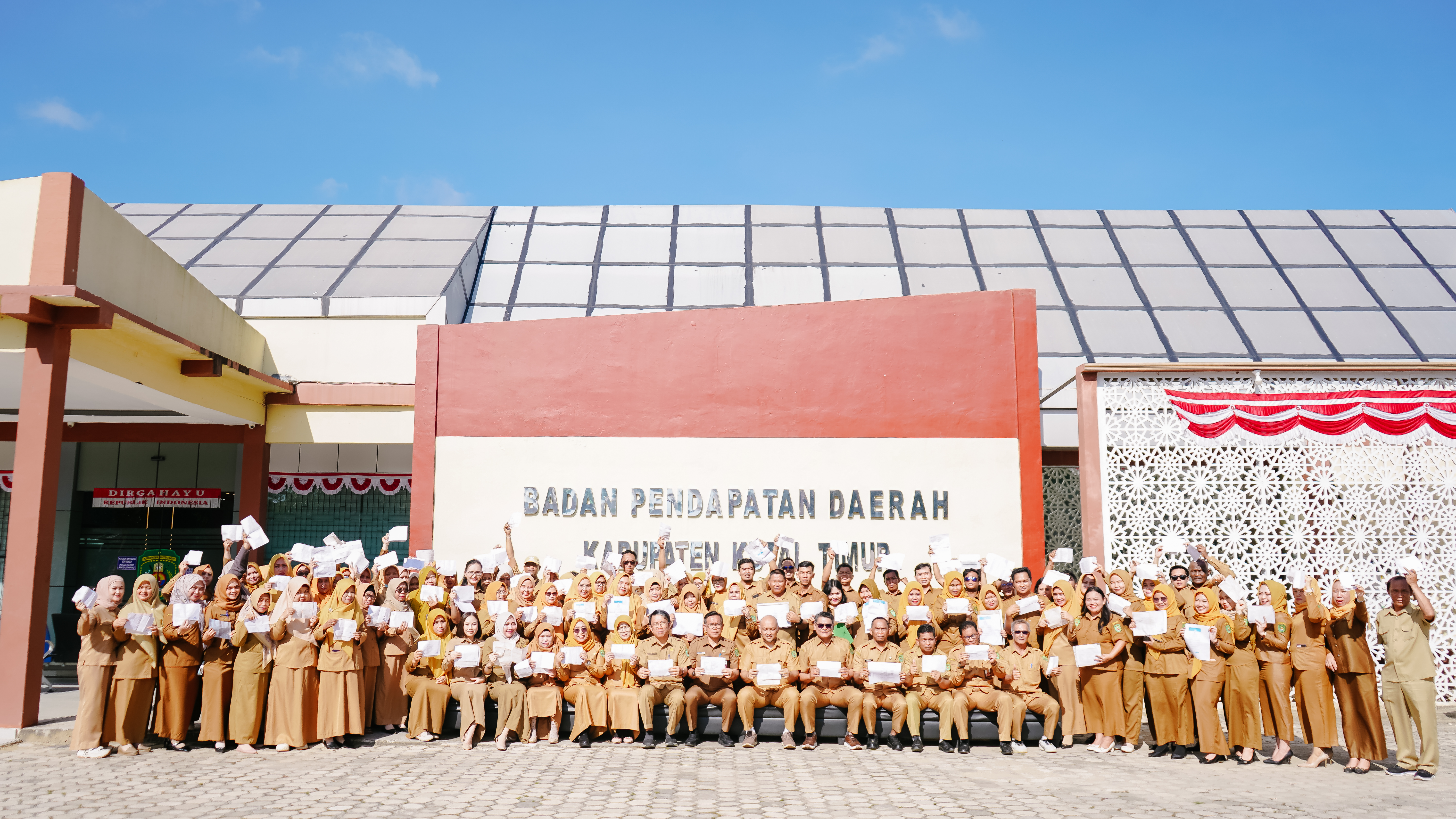 Pegawai Badan Pendapatan Daerah Kabupaten Kutai Timur hari ini telah memberikan contoh nyata dengan menunaikan kewajiban membayar Pajak Bumi dan Bangunan Perdesaan dan Perkotaan (PBB-P2)